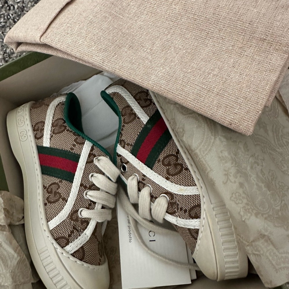 Gucci Kids Beige GG Canvas Sneakers with Green Trim and Red Stripe - Picture 2 of 11